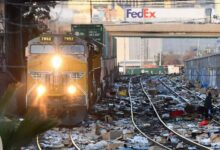 Thieves loot from Amazon in Los Angeles